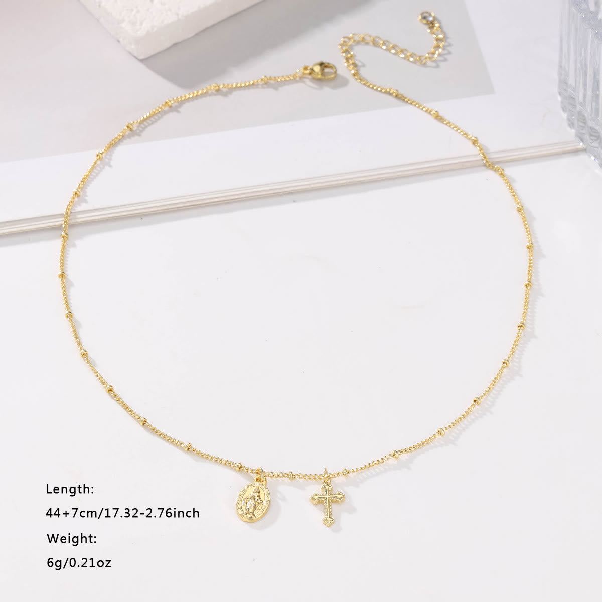 Collar Dorado con Doble Dije de Cruz y la Virgen: Encarna Su Gracia y Cuidado Maternal