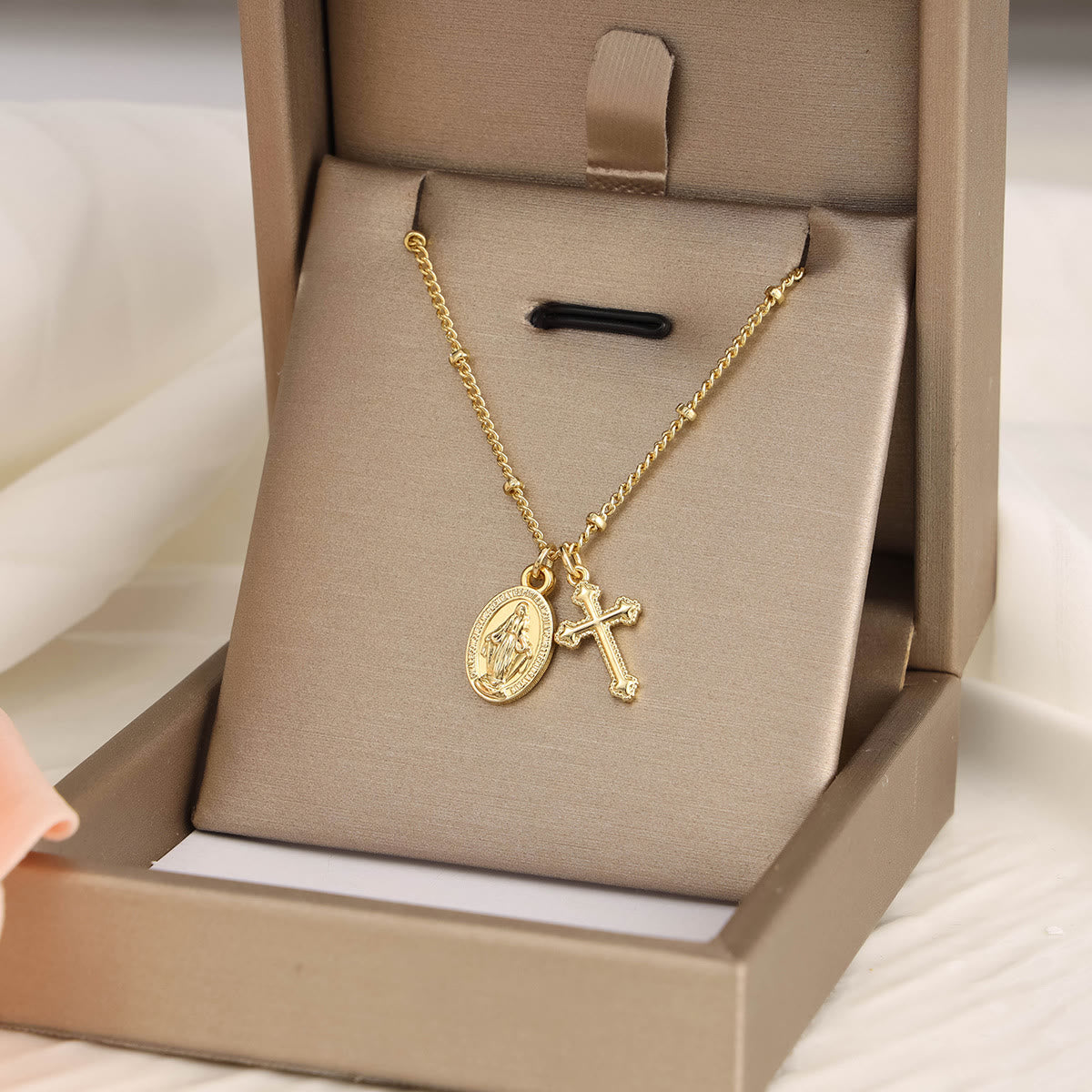 Collar Dorado con Doble Dije de Cruz y la Virgen: Encarna Su Gracia y Cuidado Maternal