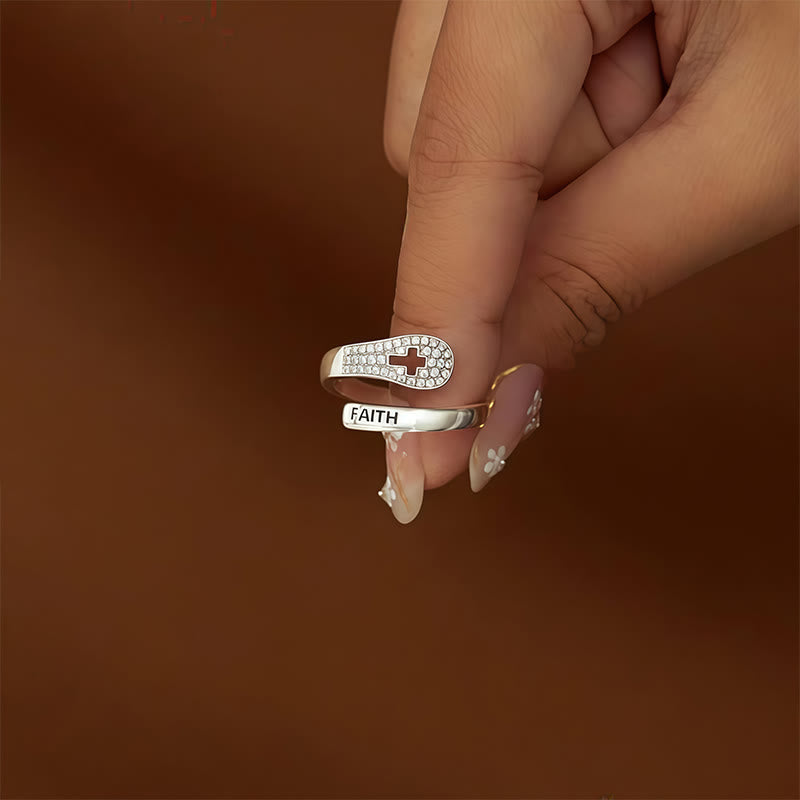 Anillo de Fe y Cruz por Capas: Encarna Su Presencia Inmutable