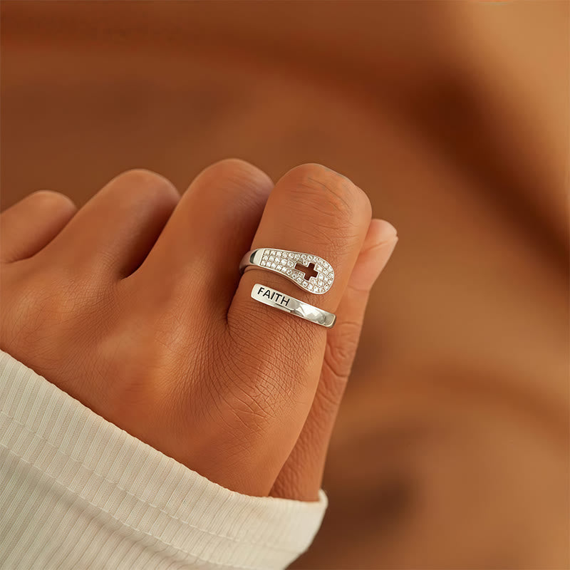 Anillo de Fe y Cruz por Capas: Encarna Su Presencia Inmutable