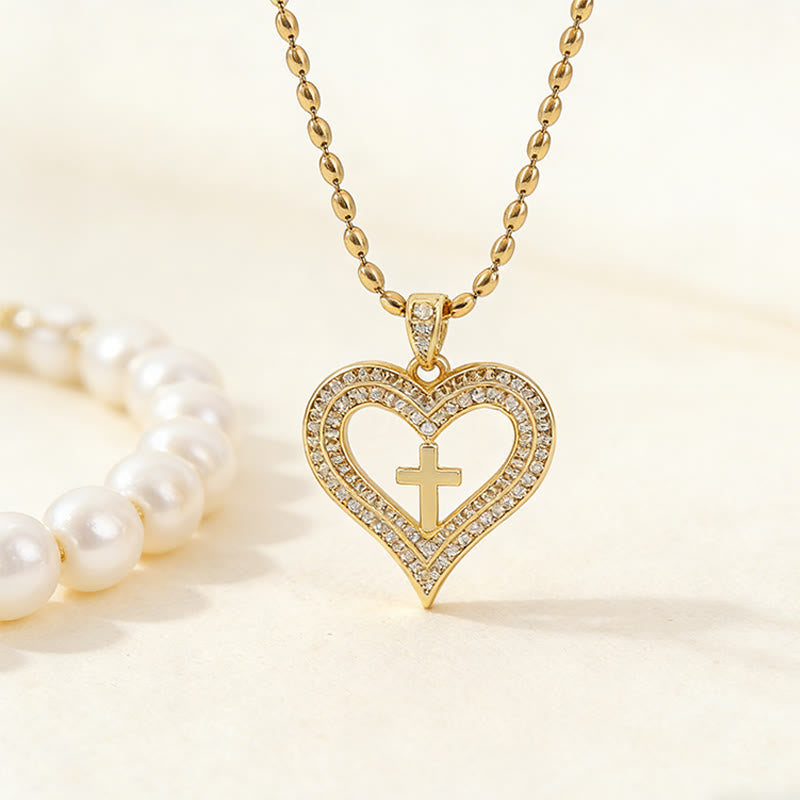 Collar con Dije Brillante de Corazón y Cruz Dorados: Encarna Su Amor Sagrado