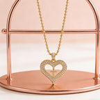 Collar con Dije Brillante de Corazón y Cruz Dorados: Encarna Su Amor Sagrado