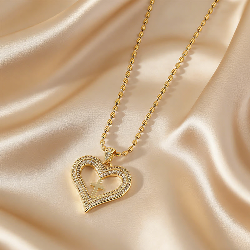 Collar con Dije Brillante de Corazón y Cruz Dorados: Encarna Su Amor Sagrado
