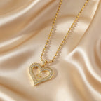 Collar con Dije Brillante de Corazón y Cruz Dorados: Encarna Su Amor Sagrado