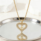 Collar con Dije Brillante de Corazón y Cruz Dorados: Encarna Su Amor Sagrado