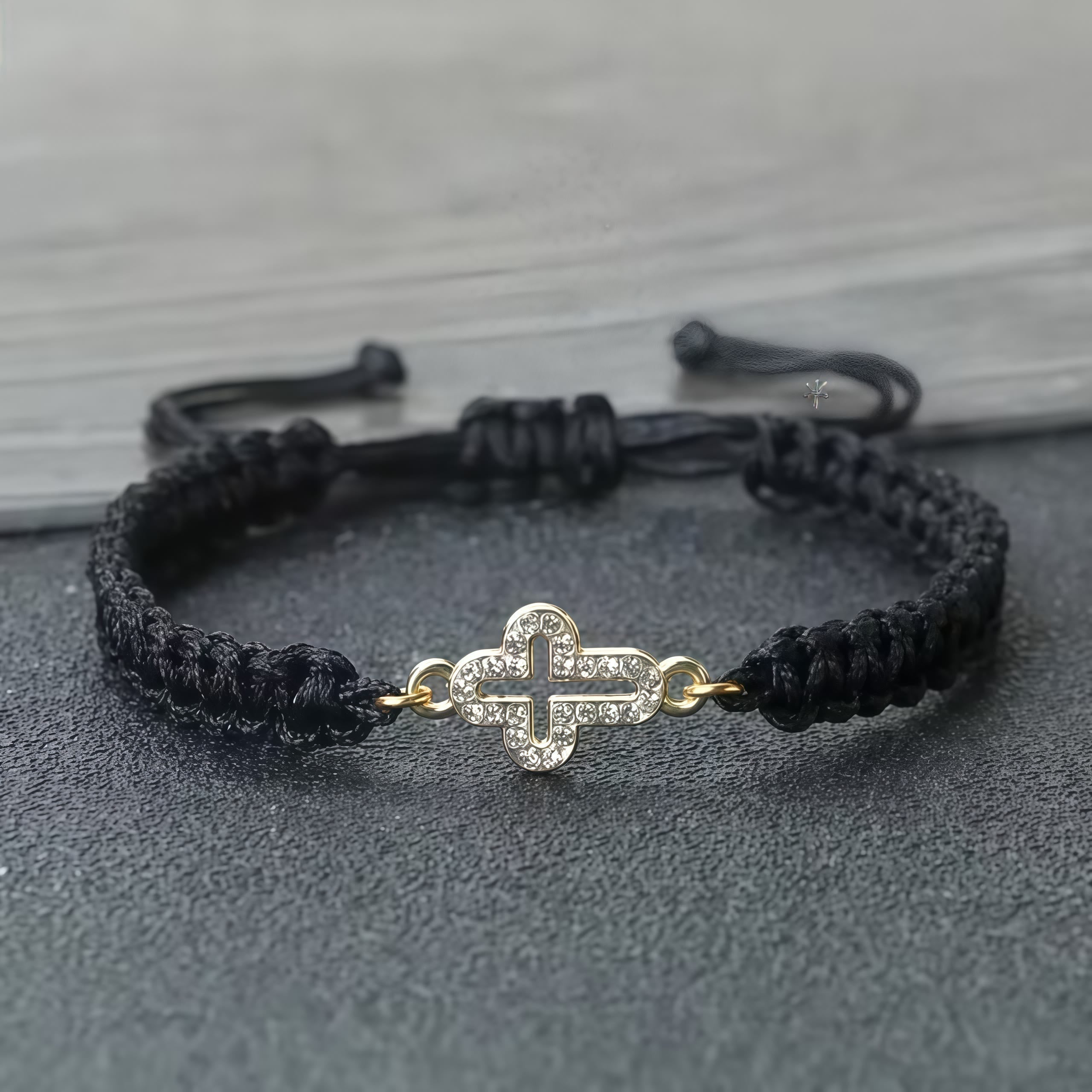 Pulsera de Cruz de Cordón Tejido con Cruz Brillante: Ancla tu Fe en Su Presencia
