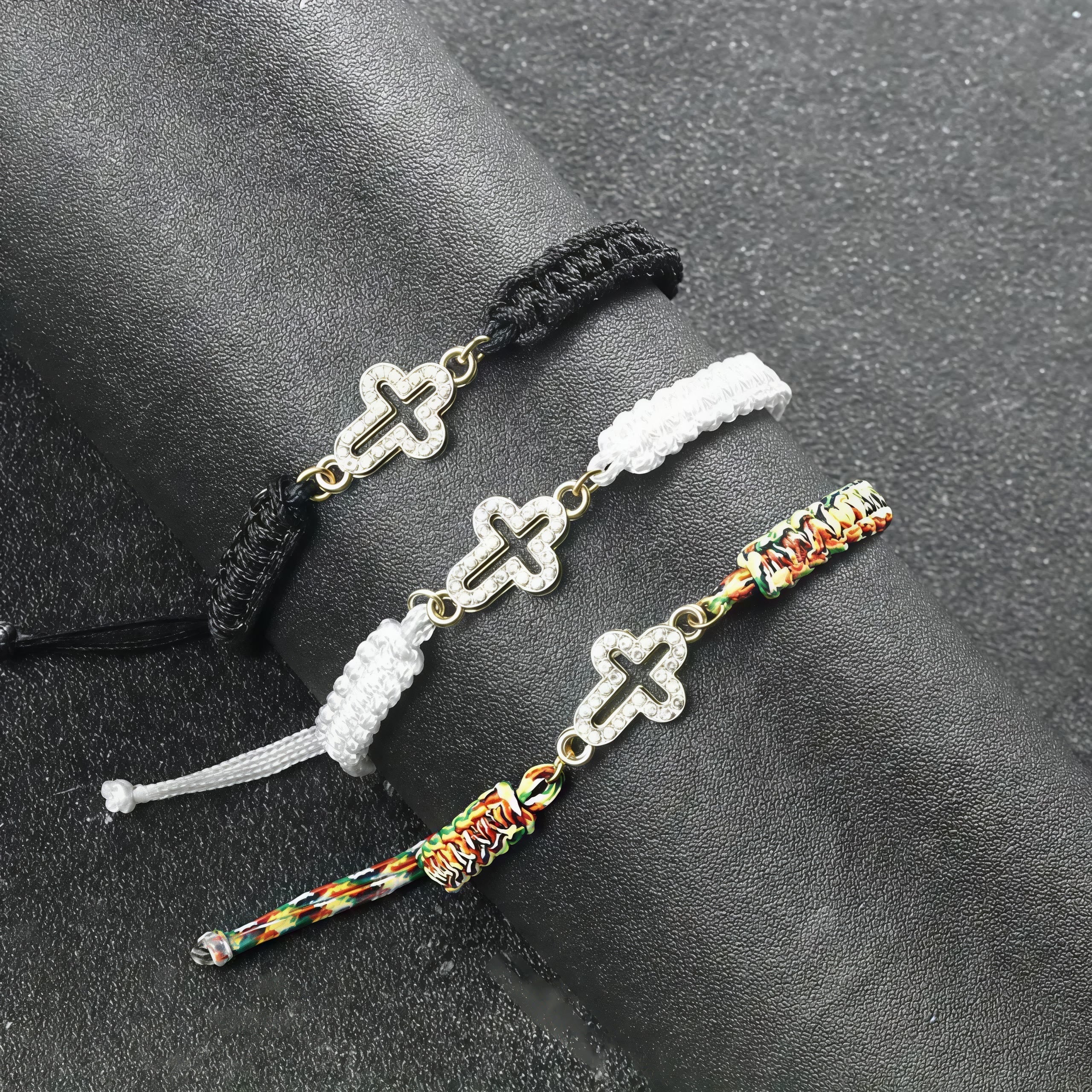 Pulsera de Cruz de Cordón Tejido con Cruz Brillante: Ancla tu Fe en Su Presencia