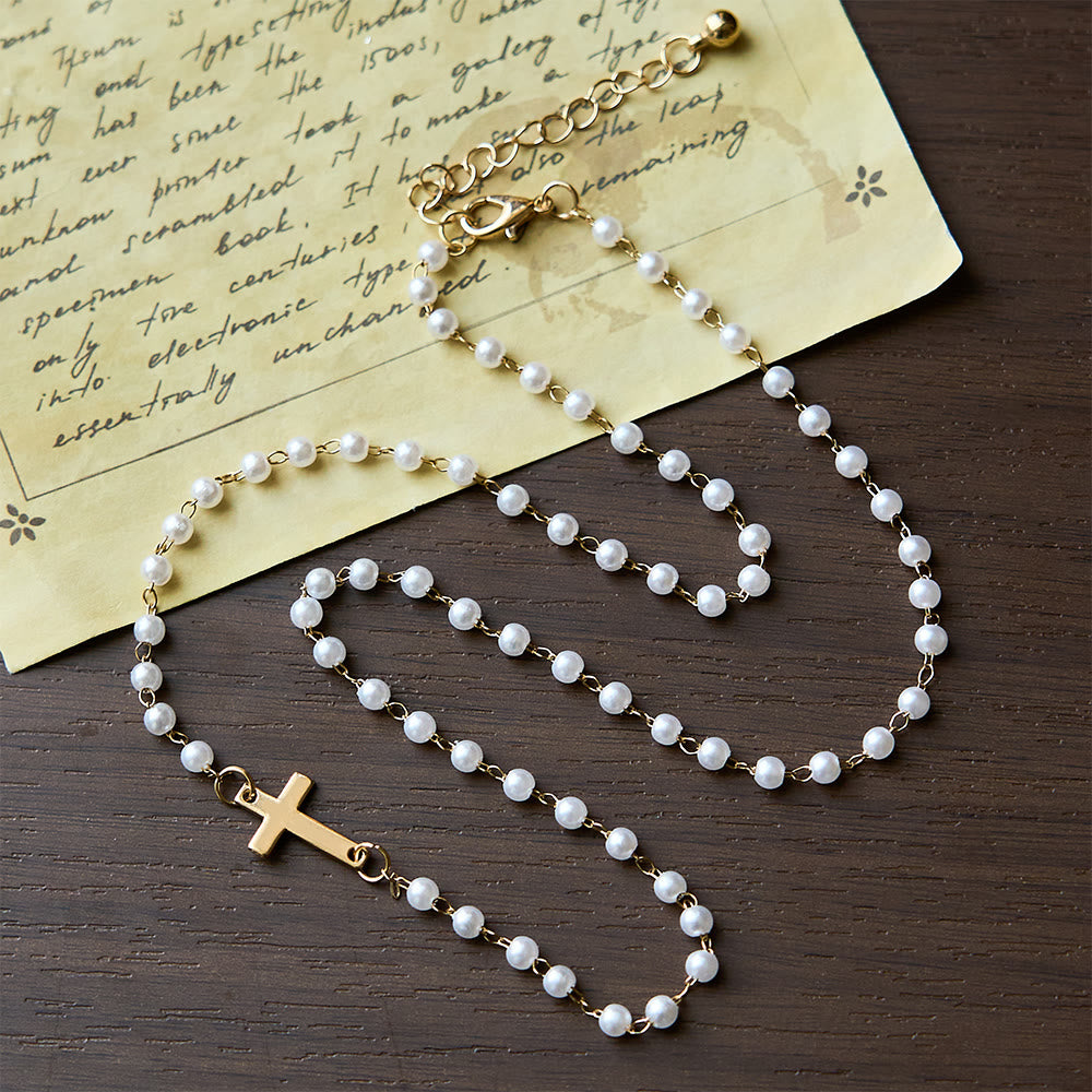 Collar de Cuentas Blancas con Cruz: Devoción Elegante y Gracia Fiel
