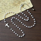 Collar de Cuentas Blancas con Cruz: Devoción Elegante y Gracia Fiel
