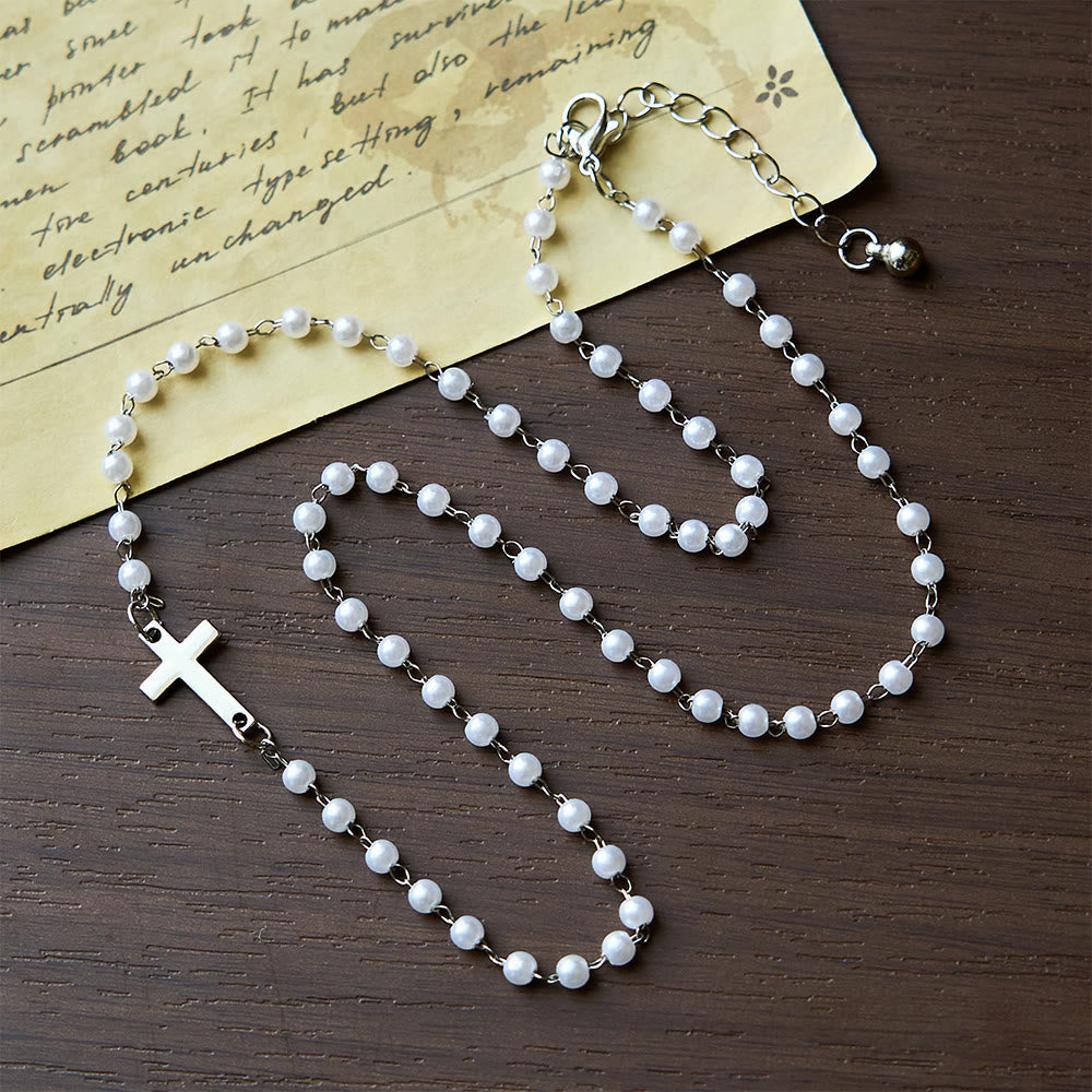 Collar de Cuentas Blancas con Cruz: Devoción Elegante y Gracia Fiel