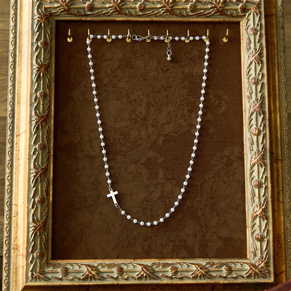 Collar de Cuentas Blancas con Cruz: Devoción Elegante y Gracia Fiel