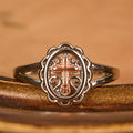 Anillo de Cruz en Dos Tonos: Joyería de Fe en Filigrana de Plata y Oro Rosa