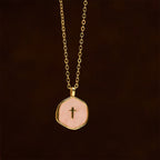 Collar con Dije de Cruz Geométrica en Tonos Pastel