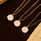 Collar con Dije de Cruz Geométrica en Tonos Pastel