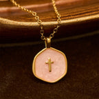 Collar con Dije de Cruz Geométrica en Tonos Pastel
