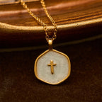 Collar con Dije de Cruz Geométrica en Tonos Pastel