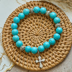 Pulsera Artesanal con Dije de Cruz y Cuentas de Turquesa