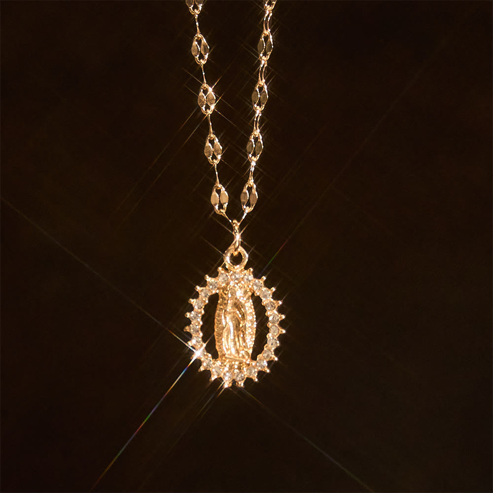 Collar Ovalado de la Virgen con Circonitas Circundantes: Encarna Su Tierna Gracia