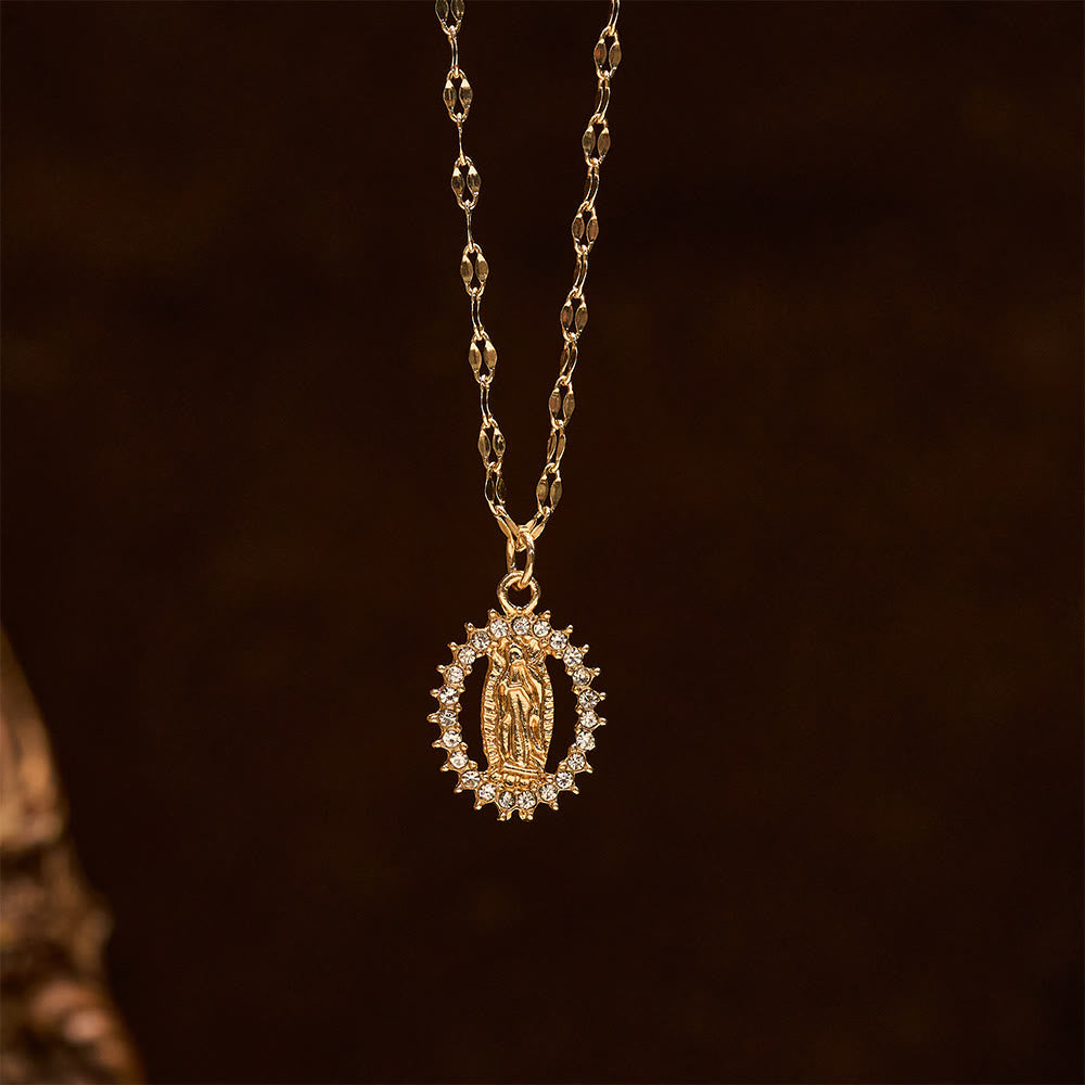 Collar Ovalado de la Virgen con Circonitas Circundantes: Encarna Su Tierna Gracia