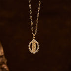 Collar Ovalado de la Virgen con Circonitas Circundantes: Encarna Su Tierna Gracia
