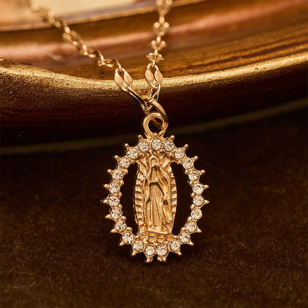 Collar Ovalado de la Virgen con Circonitas Circundantes: Encarna Su Tierna Gracia