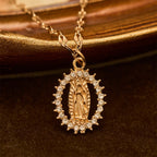 Collar Ovalado de la Virgen con Circonitas Circundantes: Encarna Su Tierna Gracia