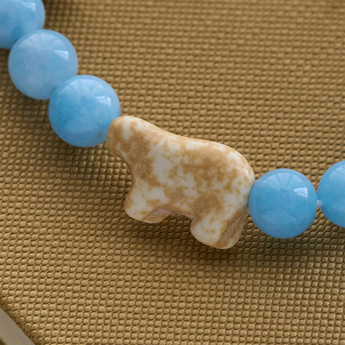 Pulsera Artesanal de Cruz con Cuentas Azules Oso Polar: Salvemos a los Osos Polares