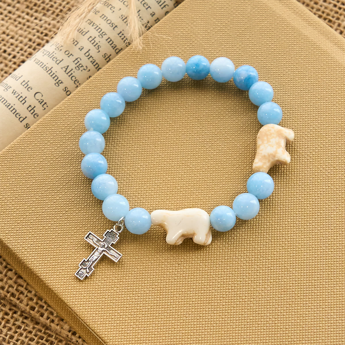Pulsera Artesanal de Cruz con Cuentas Azules Oso Polar: Salvemos a los Osos Polares