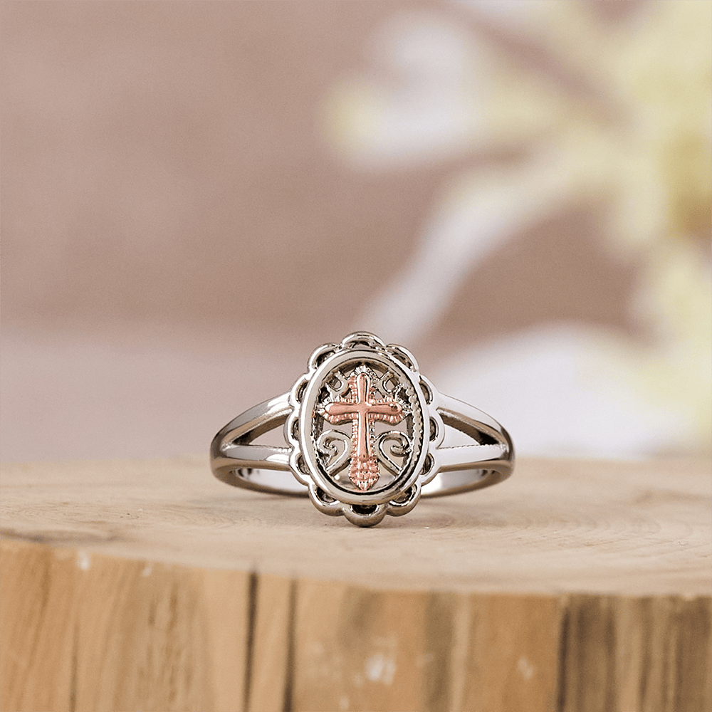 Anillo de Cruz en Dos Tonos: Joyería de Fe en Filigrana de Plata y Oro Rosa