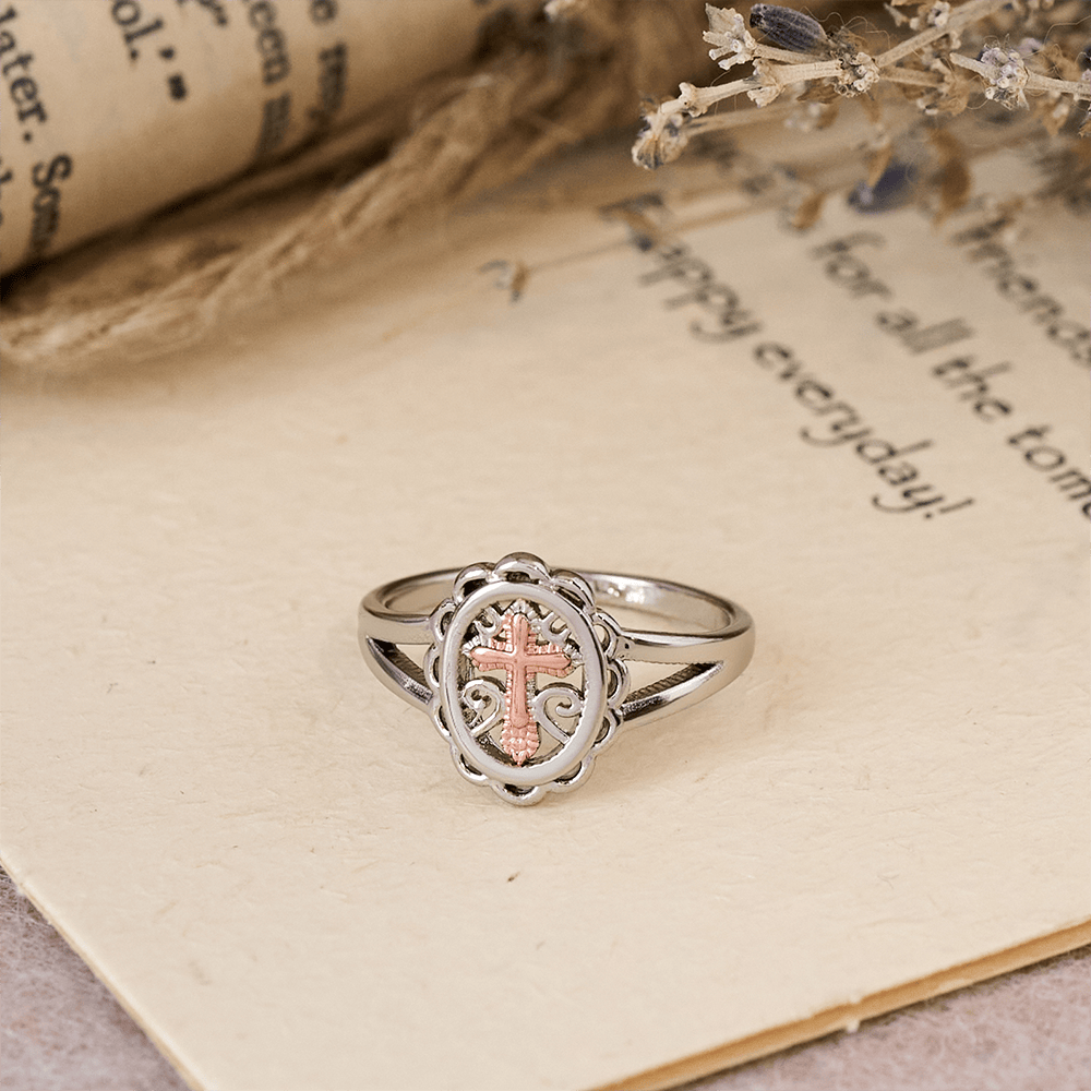 Anillo de Cruz en Dos Tonos: Joyería de Fe en Filigrana de Plata y Oro Rosa