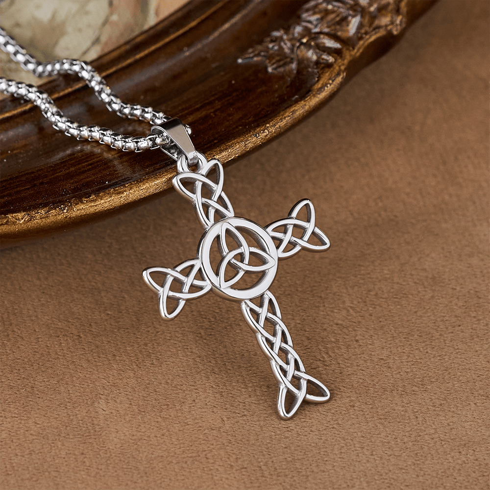 Cruz de San Patricio Irlandesa: Recordatorio Táctil de Fe para el Día a Día