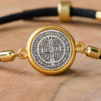 Pulsera Ajustable de Cordón Negro con Medalla de San Benito