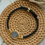 Pulsera Ajustable de Cordón Negro con Medalla de San Benito