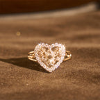 Anillo con Motivo de Virgen en Forma de Corazón con Rosas: Lleva Su Cuidado Cada Día