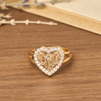 Anillo con Motivo de Virgen en Forma de Corazón con Rosas: Lleva Su Cuidado Cada Día