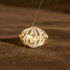 Anillo de la Virgen con Circonias Circundantes y Detalles Florales: Encarna Su Tierna Gracia