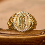 Anillo de la Virgen con Circonias Circundantes y Detalles Florales: Encarna Su Tierna Gracia