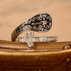 Anillo de Fe Artesanal Ajustable con Patrones Barrocos e Incrustación Negra