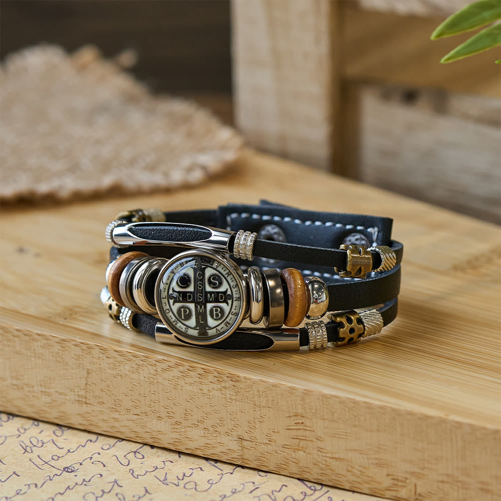 Pulsera Ancha de Cuero Negro Colección San Benito con Múltiples Diseños de Fe