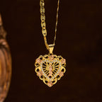 Collar de Corazón Calado de la Virgen con Detalle de Rosa: Recordatorio Diario de Su Intercesión
