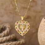 Collar de Corazón Calado de la Virgen con Detalle de Rosa: Recordatorio Diario de Su Intercesión