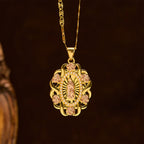 Collar Ovalado de la Virgen con Detalle de Rosa: Recordatorio Diario de Su Intercesión