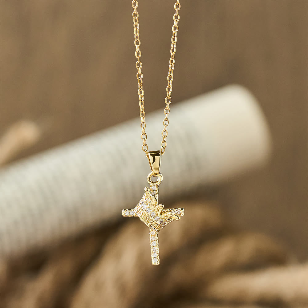 Collar Brillante de Cruz y Corona (2 Tamaños): Encarna la Fe y la Devoción Regia