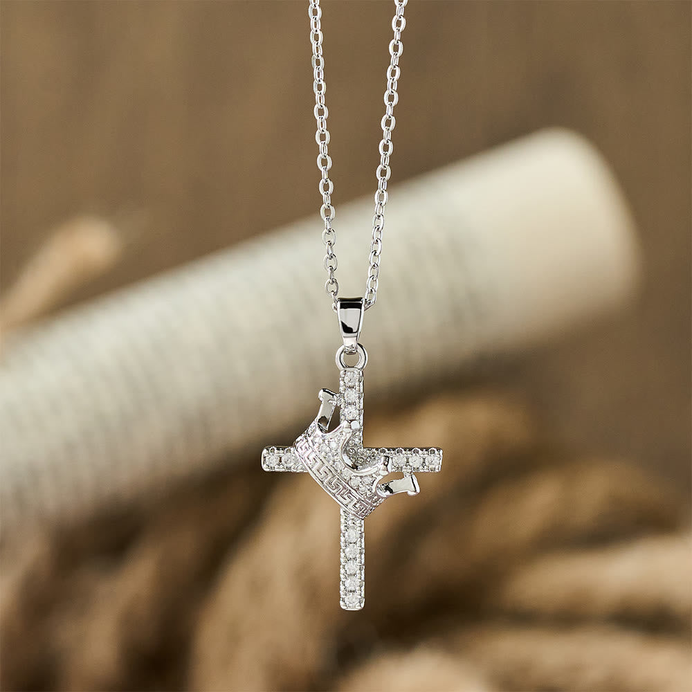 Collar Brillante de Cruz y Corona (2 Tamaños): Encarna la Fe y la Devoción Regia