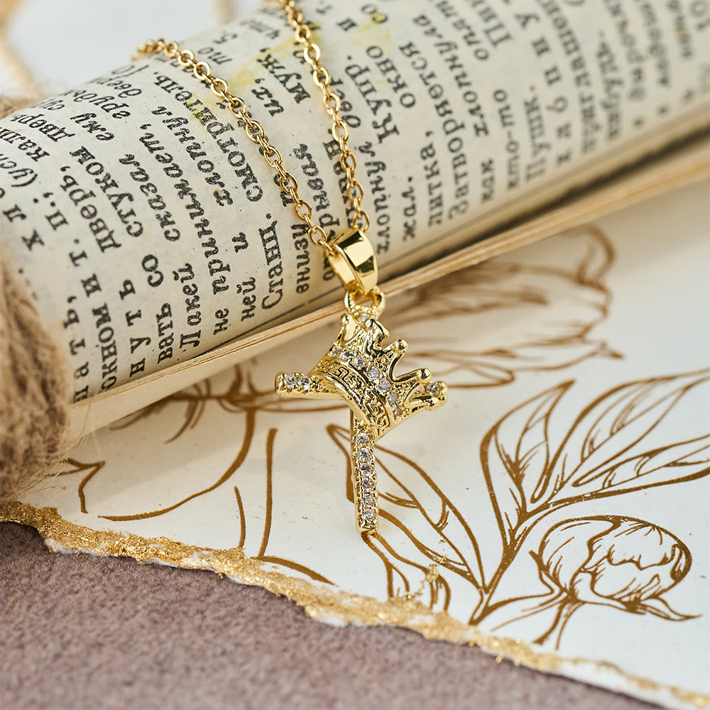 Collar Brillante de Cruz y Corona (2 Tamaños): Encarna la Fe y la Devoción Regia