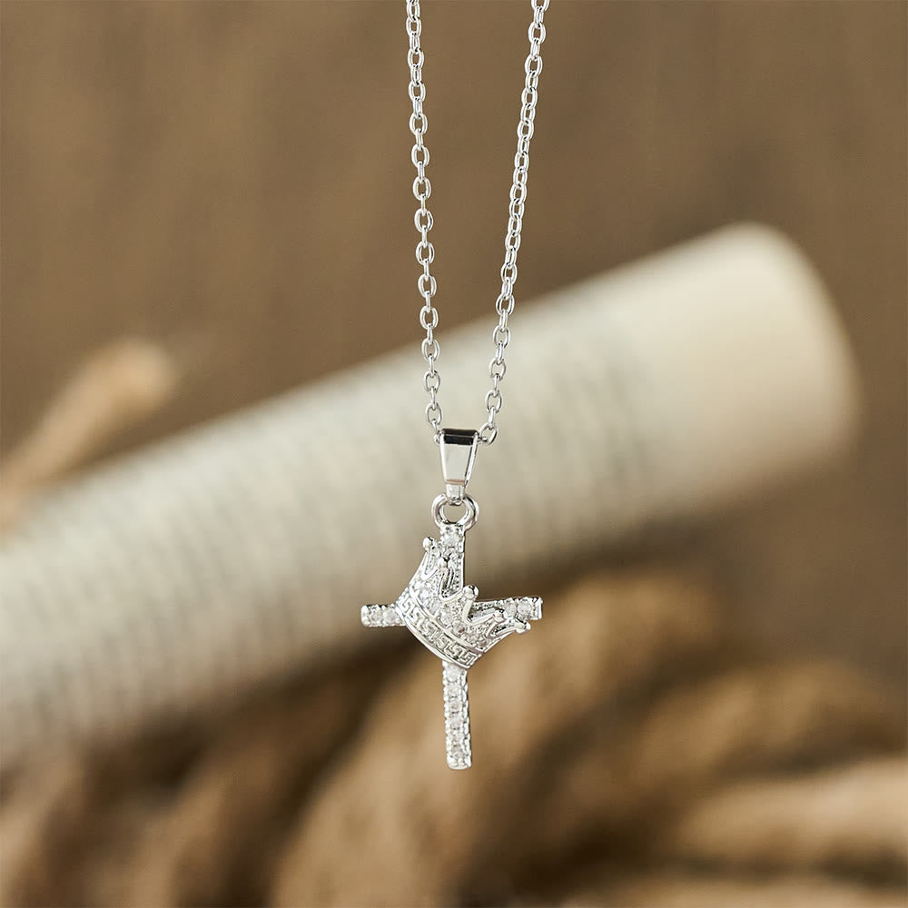 Collar Brillante de Cruz y Corona (2 Tamaños): Encarna la Fe y la Devoción Regia