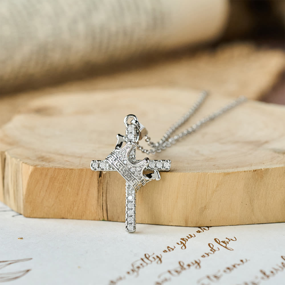 Collar Brillante de Cruz y Corona (2 Tamaños): Encarna la Fe y la Devoción Regia