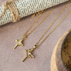 Collar Brillante de Cruz y Corona (2 Tamaños): Encarna la Fe y la Devoción Regia