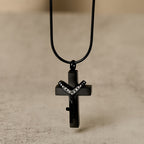 Collar de Cruz Interior Desmontable: Ancla tu Fe en un Amor que Trasciende
