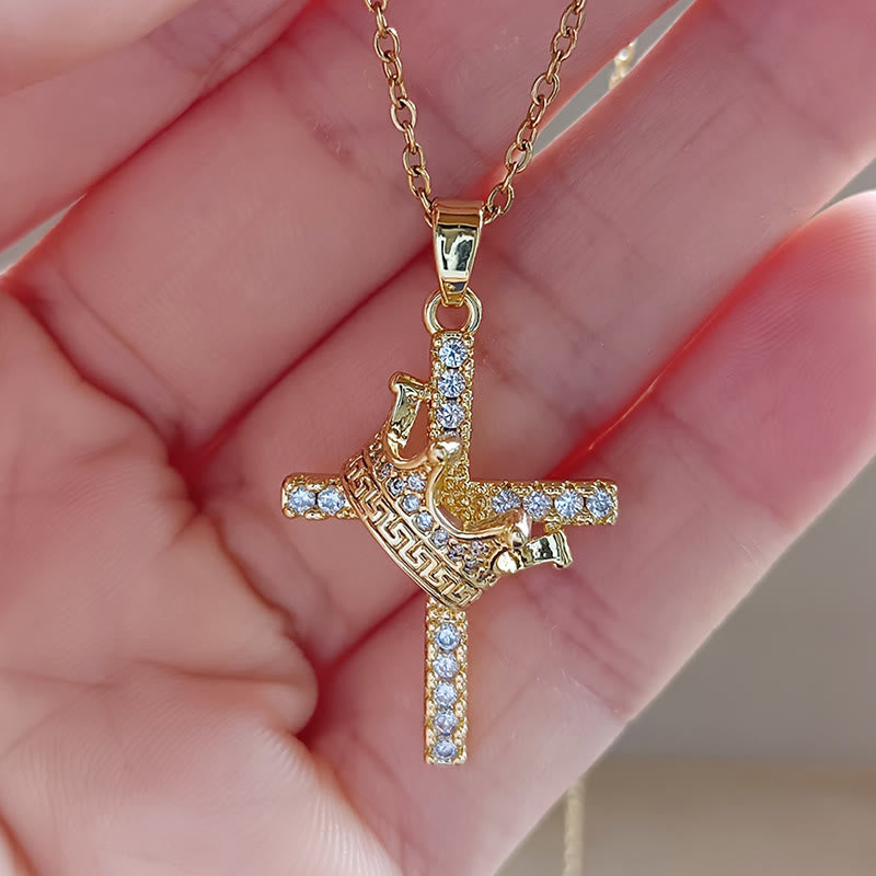 Collar Brillante de Cruz y Corona (2 Tamaños): Encarna la Fe y la Devoción Regia